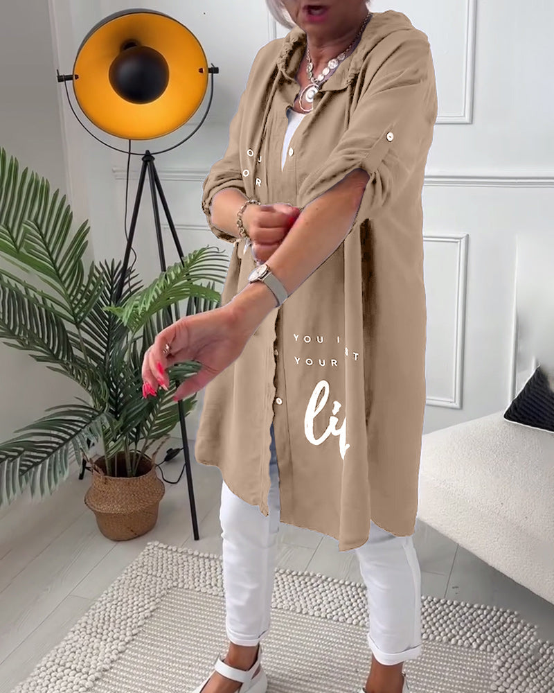 Manteau à capuche boutonné imprimé lettre